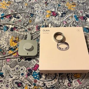 Oura Silver Ring with Charger